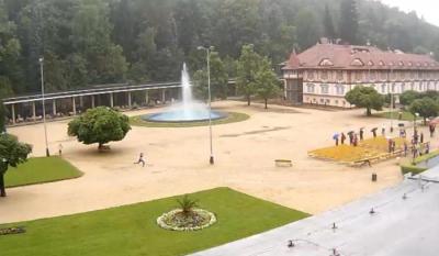Pohled z webkamery na předávku na deštivém Lázeňském náměstí